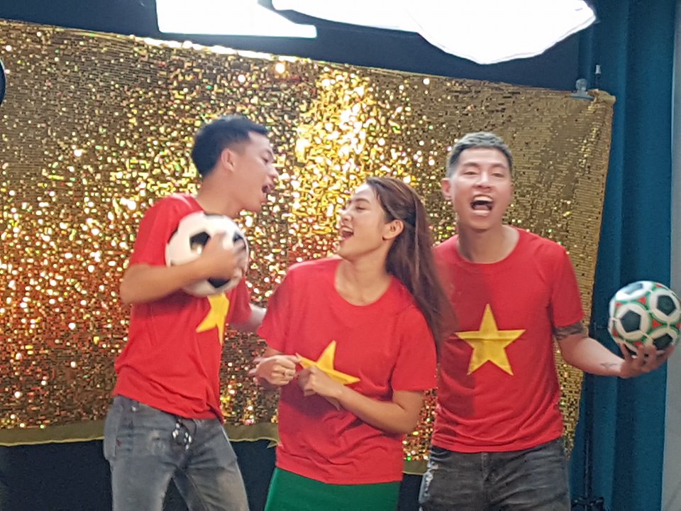 Hơn 60 nghệ sĩ thực hiện MV để cổ vũ đội U23 trước trận chung kết Hơn 60 nghệ sĩ thực hiện MV để cổ vũ đội U23 trước trận chung kết